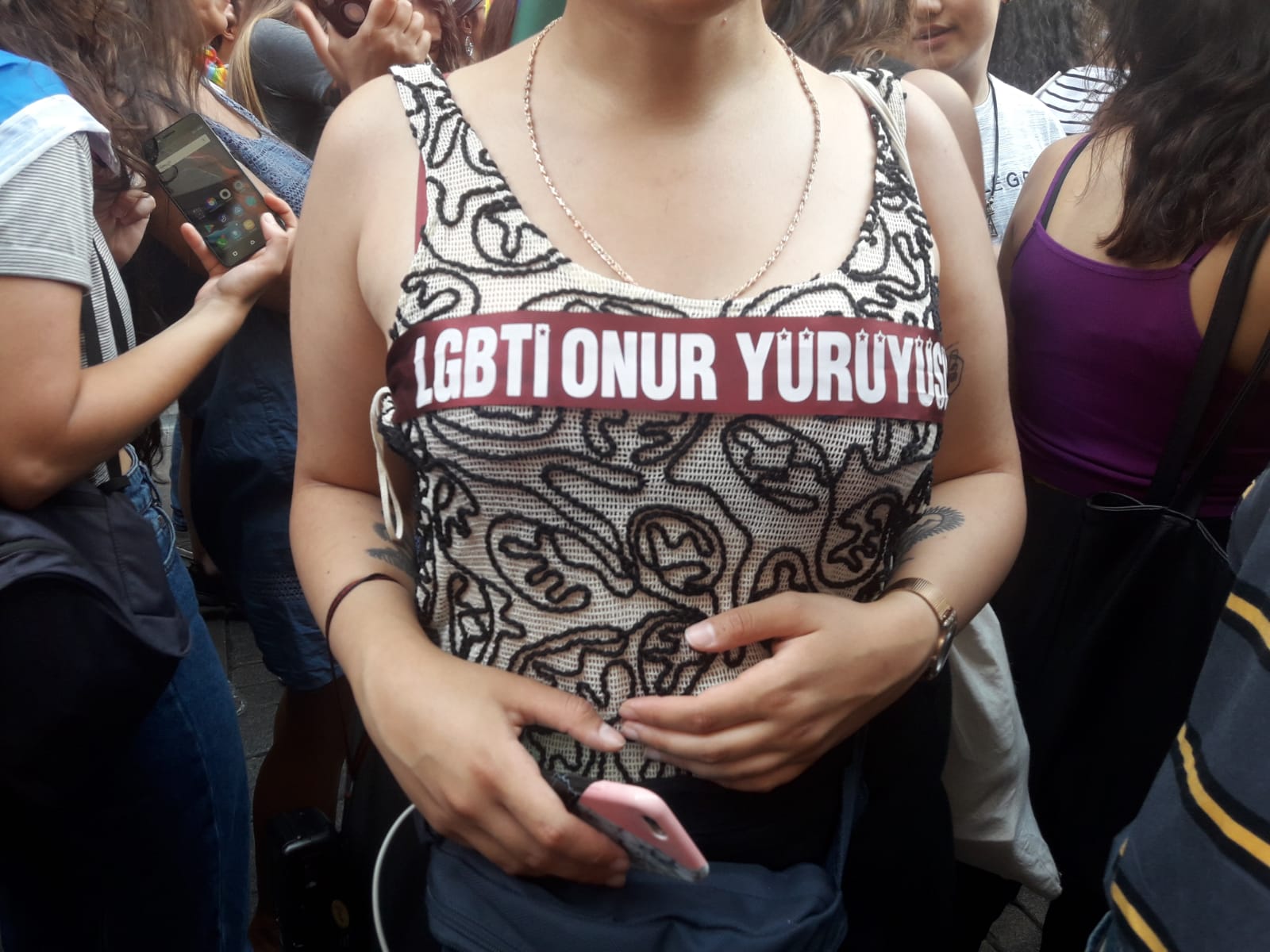 Fotoğraflarla 6. İzmir Onur Yürüyüşü | Kaos GL - LGBTİ+ Haber Portalı Haber